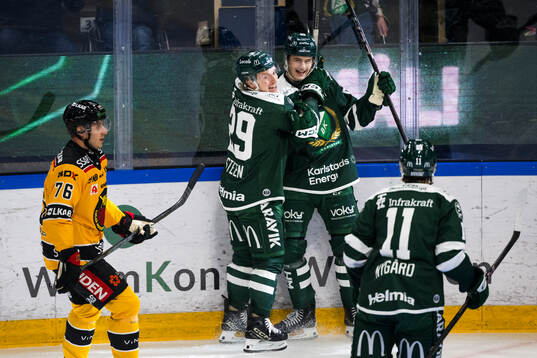 Färjestads Oskar Steen ochLucas Forsell jublar