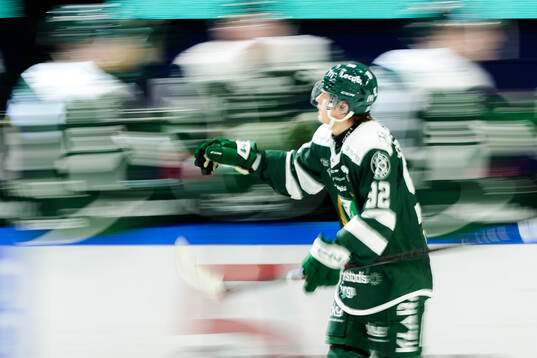 Färjestads Lucas Forsell jublar