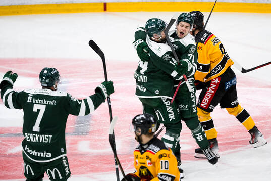 Färjestads Viktor Lodin jublar
