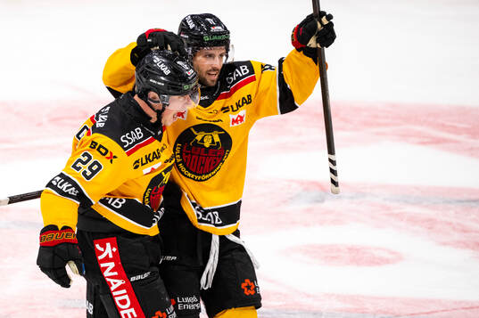 Luleås Erik Gustafsson ochMathias Bromé jublar