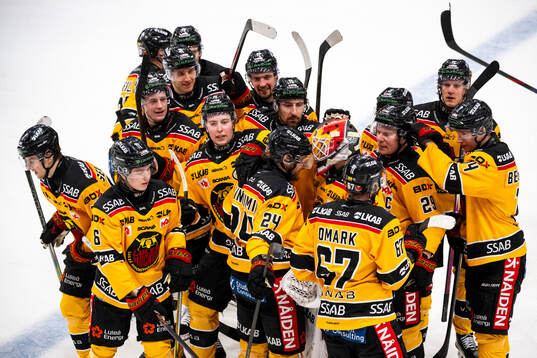 Luleås Brendan Shinnimin jublar med lagkamrater
