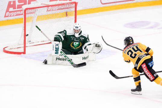 Luleås Brendan Shinnimin skjuter 3-4 bakom Färjestads