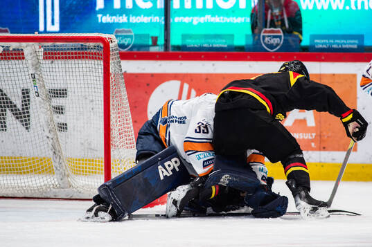Växjös målvakt Emil Larmi och Brynäs Bobby Trivigno
