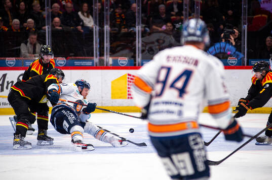 Brynäs Anton Rödin och Växjös Dennis Rasmussen jublar