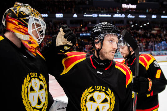 Brynäs målvakt Erik Källgren och Jordan Schroeder jublar