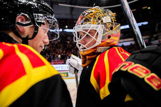 Brynäs Anton Ohlsson och målvakt Erik Källgren jublar