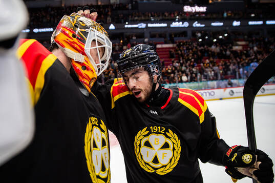 Brynäs målvakt Erik Källgren och Bobby Trivigno jublar
