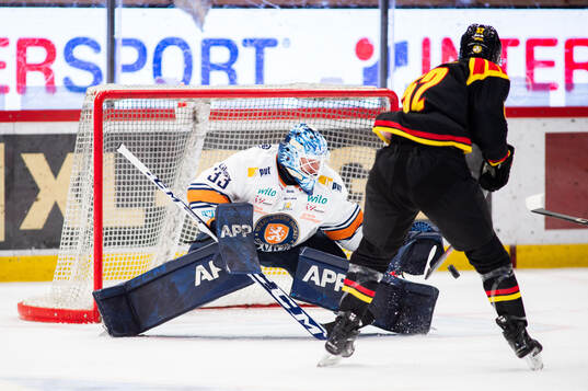 Växjös målvakt Emil Larmi mot Brynäs Jack Kopacka