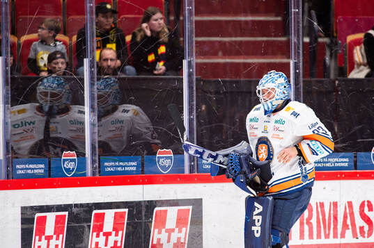 Växjös målvakt Emil Larmi har ont