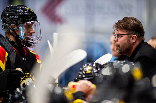 Brynäs Oskar Lindblom och assisterande tränare Ove Molin