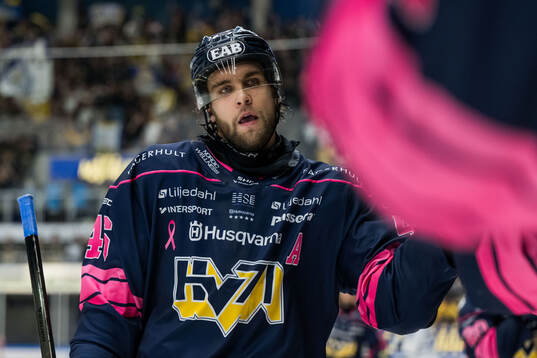 HV71s Joona Luoto jublar