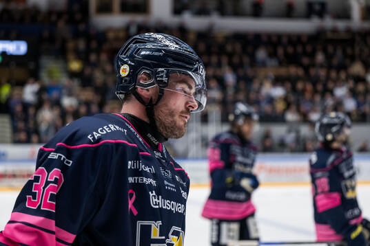 HV71s Oscar Engsund deppar