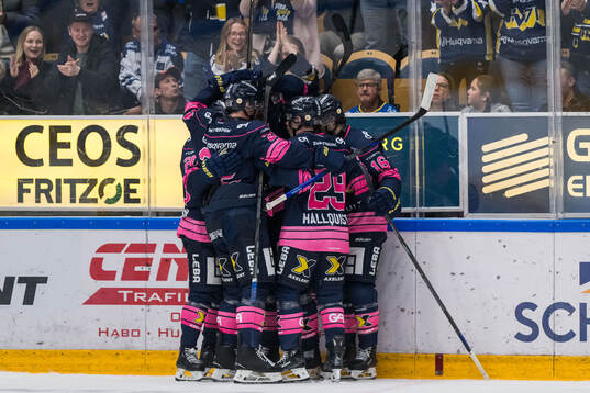 HV71s Joona Luoto jublar