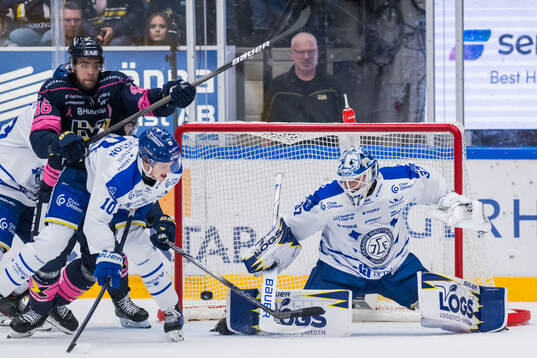 HV71s Joona Luoto och Leksands Anton Johansson och målvakt