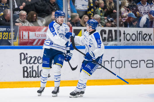Leksands Peter Cehlarik och Kalle Östman jublar
