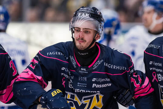 HV71s Isac Brännström blöder från näsan