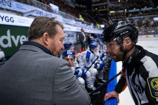 Leksands tränare Charles Berglund i diskussion med domare