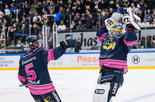 HV71s Victor Sjöholm och målvakt Frederik Dichow