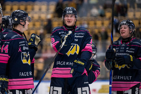HV71s Henrik Borgström jublar