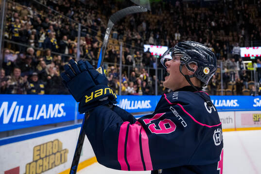 HV71s Henrik Borgström jublar