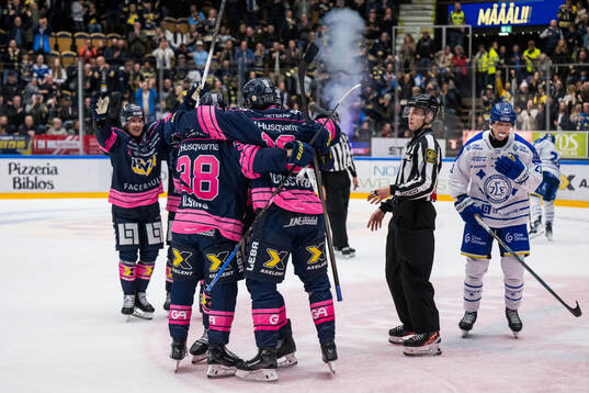 HV71s Henrik Borgström jublar med lagkamrater