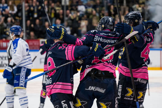 HV71s Henrik Borgström jublar med lagkamrater