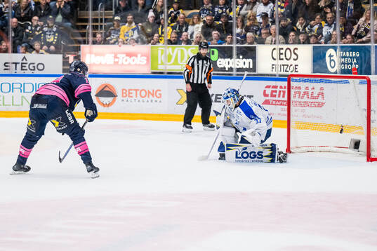 HV71s Henrik Borgström och Leksands målvakt Jakob Hellsten