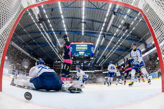 Leksands målvakt Jakob Hellsten och Joonas Lyytinen deppar