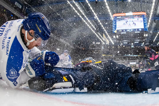 Leksands Matt Caito och HV71s målvakt Frederik Dichow