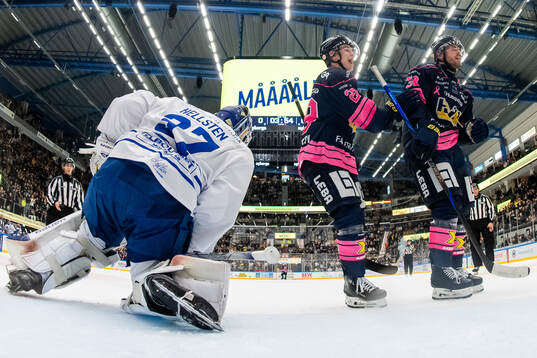 Leksands målvakt Jakob Hellsten deppar medan HV71s Wilhelm