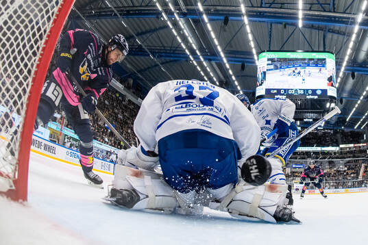 HV71s Joona Luoto gör 1-0 bakom Leksands målvakt Jakob
