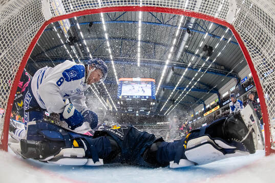 Leksands Matt Caito och HV71s målvakt Frederik Dichow