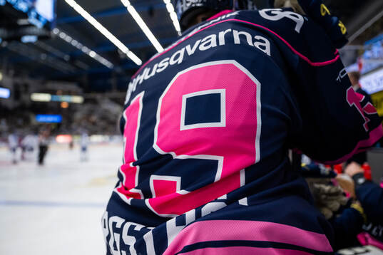 HV71 med en specialtröja för att stötta