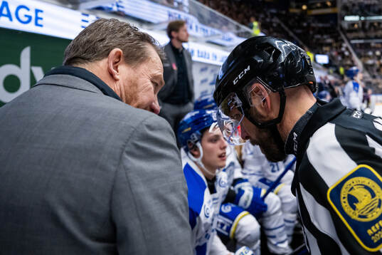 Leksands tränare Charles Berglund i diskussion med domare