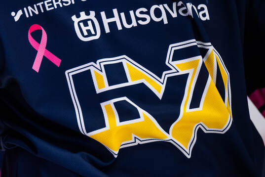 HV71 med en specialtröja för att stötta