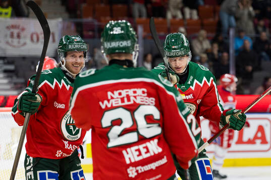 Frölundas Isac Heens jublar med lagkamrater
