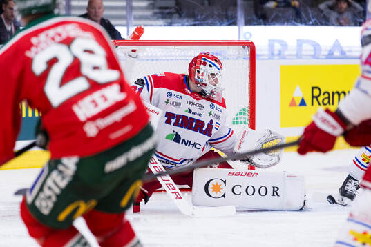 Frölundas Isac Heens gör 2-0 bakom Timrås målvakt Tim