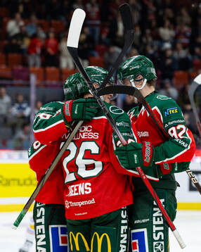 Frölundas Isac Heens jublar med lagkamrater