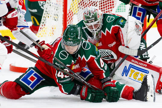 Frölundas Tom Nilsson täcker framför målvakt Tobias
