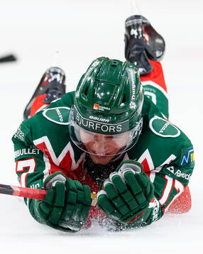 Frölundas Isac Born jublar framför klacken