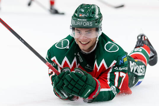 Frölundas Isac Born jublar framför klacken