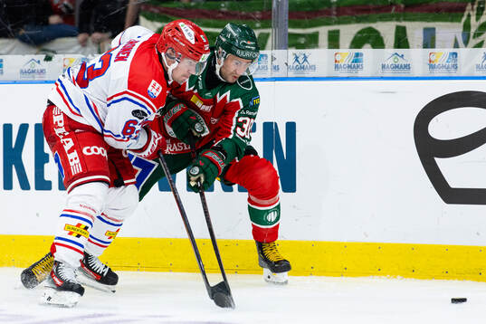 Timrås Elmeri Eronen och Frölundas Mikael Ruohomaa