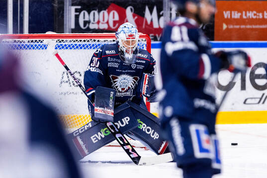 Linköpings målvakt Christian Heljanko på uppvärmningen