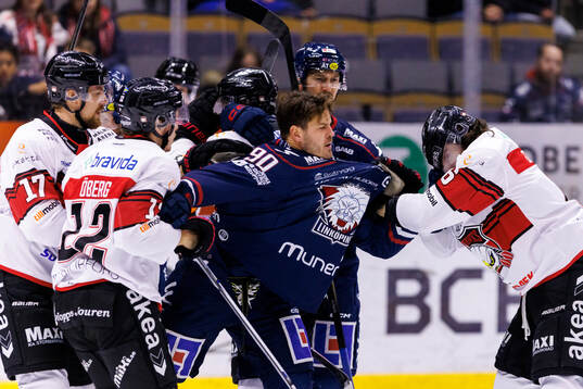 Linköpings Lance Bouma och Malmö Redhawks Dominik Badinka