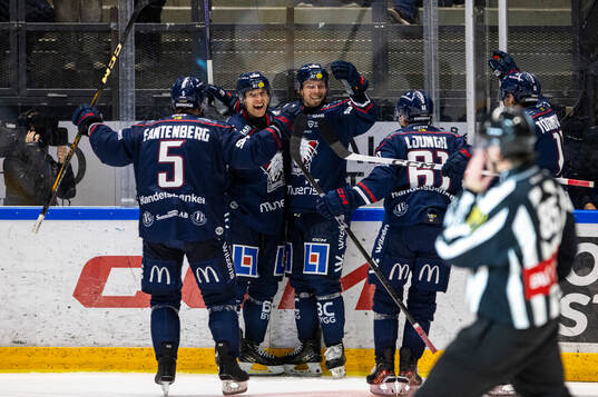 Linköpings Patrick Russell jublar med lagkarmater
