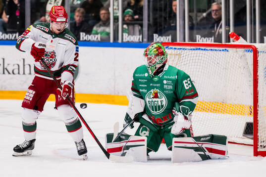 Modos Mikkel Aagaard och Rögles målvakt Christoffer Rifalk