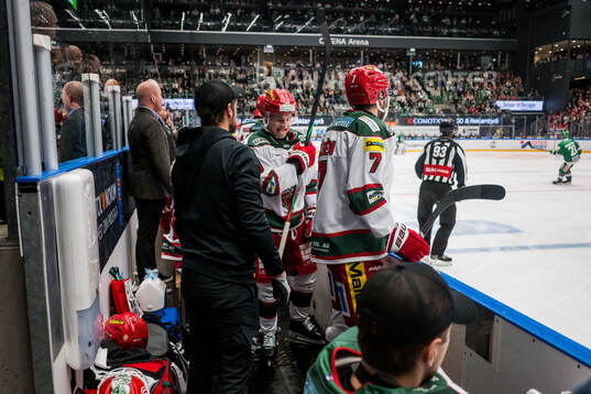 Modos Lucas Pettersson lämnar planen