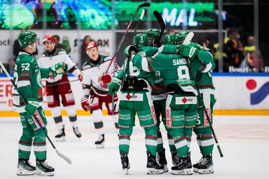 Rögles Lukas Ekeståhl-Jonsson jublar med lagkamrater