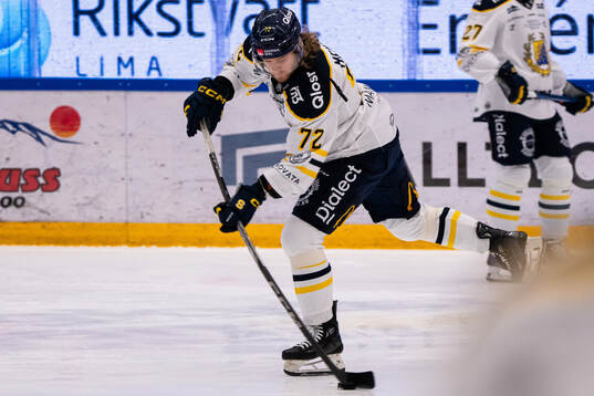 Södertäljes Nicolai Meyer före ishockeymatchen i
