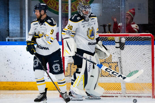 Södertäljes Viktor Grahn och målvakt Frans Tuohimaa